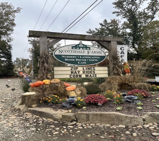 Entrance sign to Scottsdale Farms